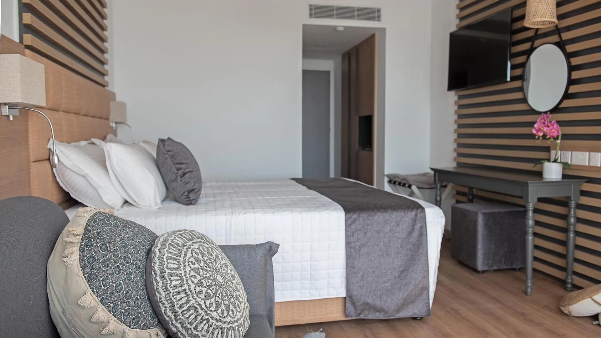 Piere - Anne Beach Hotel Aya Napa