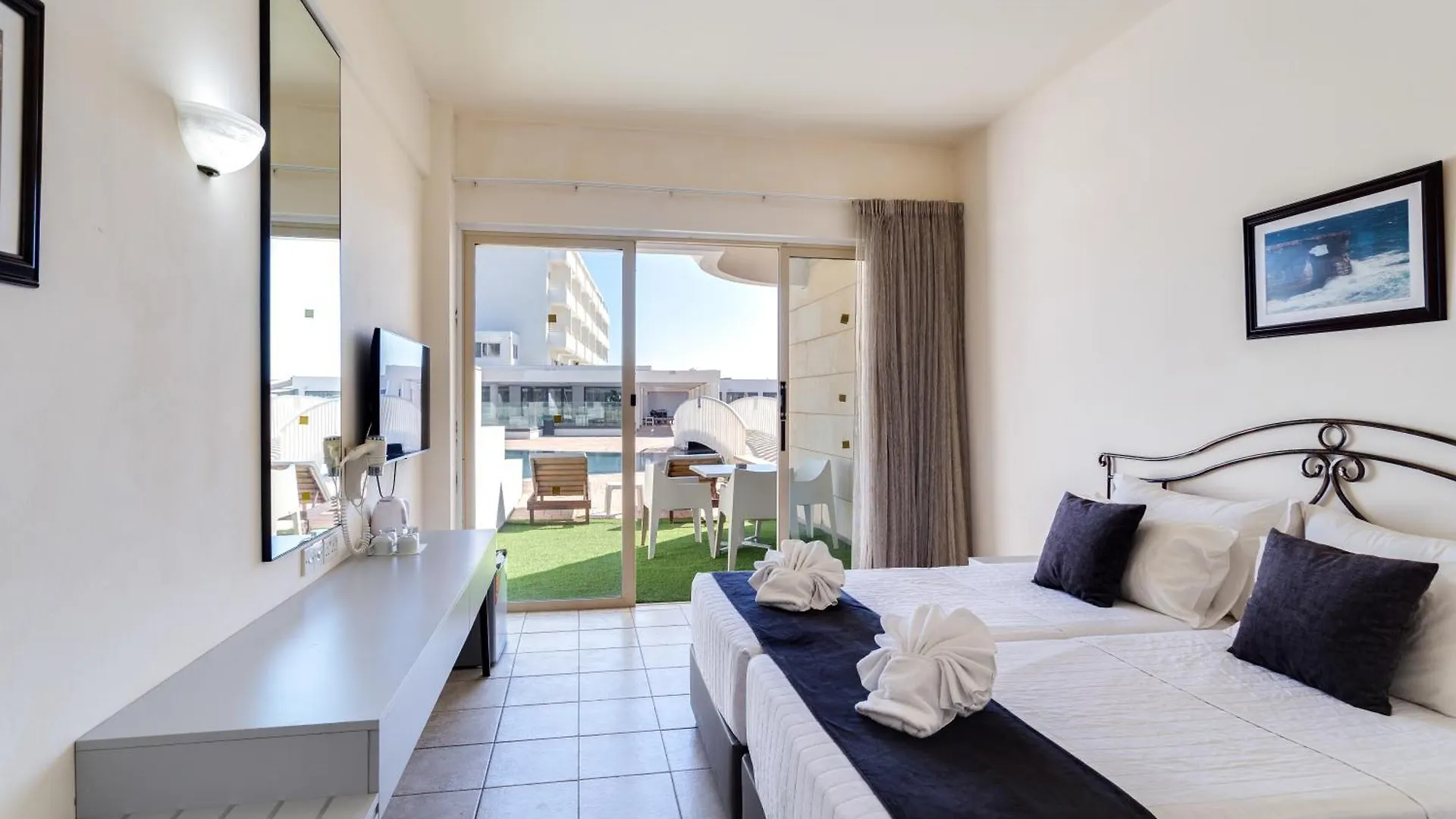 Piere - Anne Beach Hotel Aya Napa