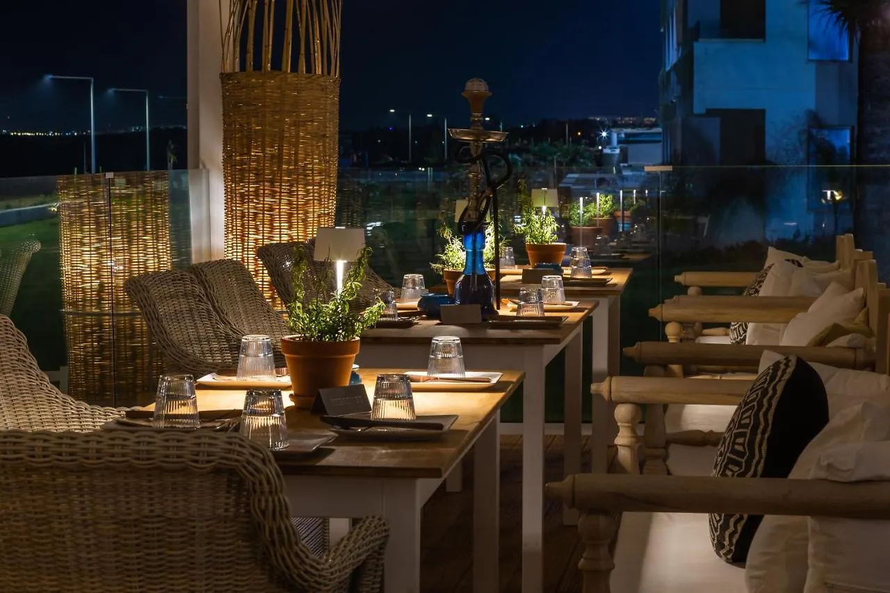 Piere - Anne Beach Hotel 아이아 나파