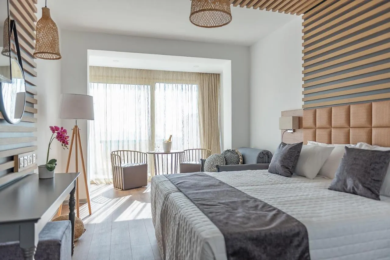 Piere - Anne Beach Hotel 아이아 나파