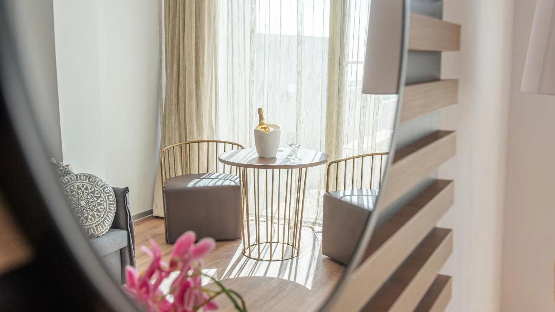 Piere - Anne Beach Hotel 아이아 나파