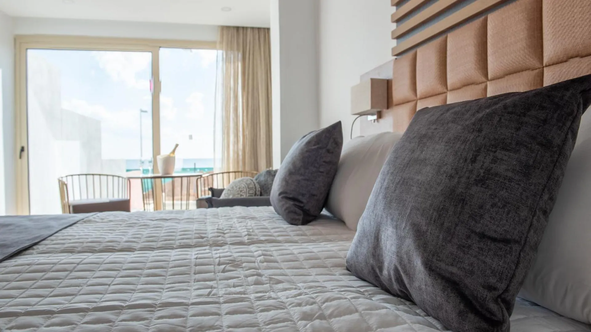 Piere - Anne Beach Hotel 아이아 나파 3*,