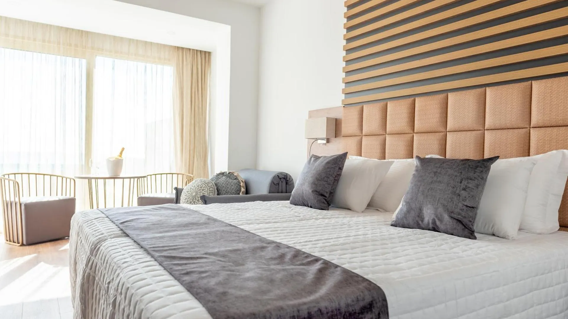 Piere - Anne Beach Hotel 아이아 나파