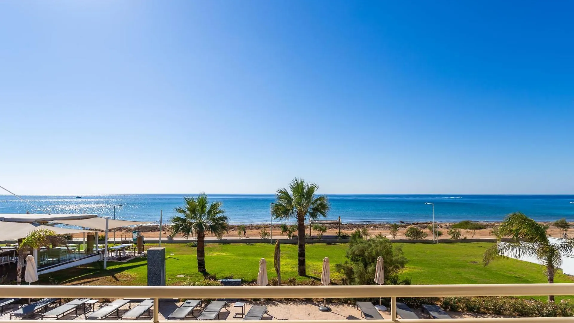 Piere - Anne Beach Hotel 아이아 나파