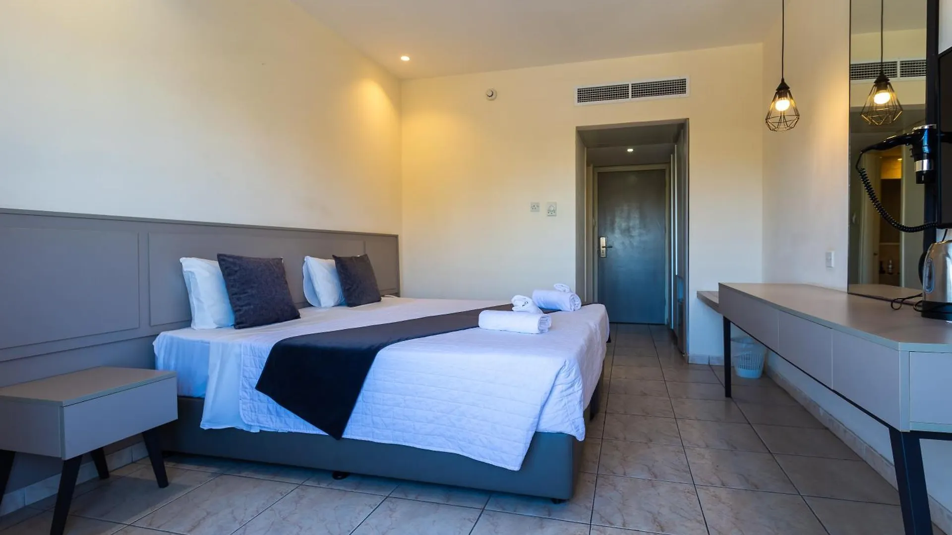 Piere - Anne Beach Hotel 아이아 나파 3*,