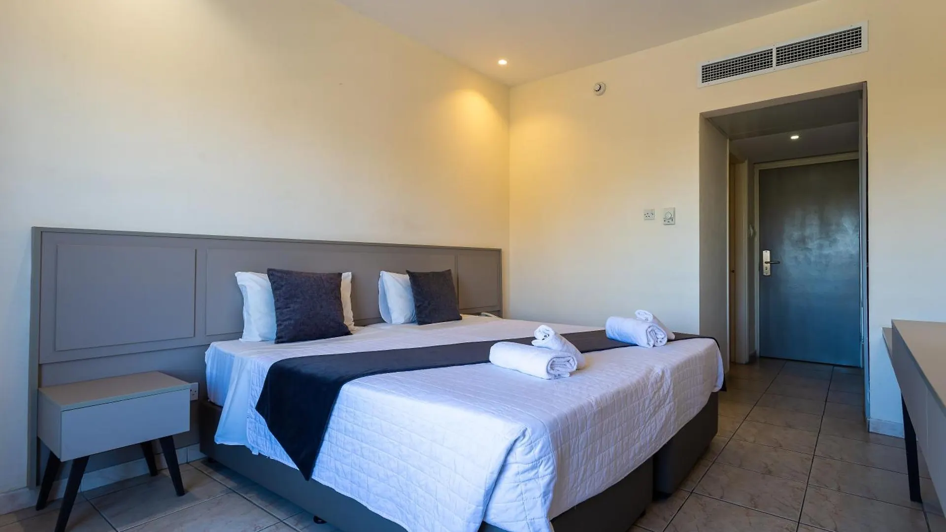 Piere - Anne Beach Hotel 아이아 나파