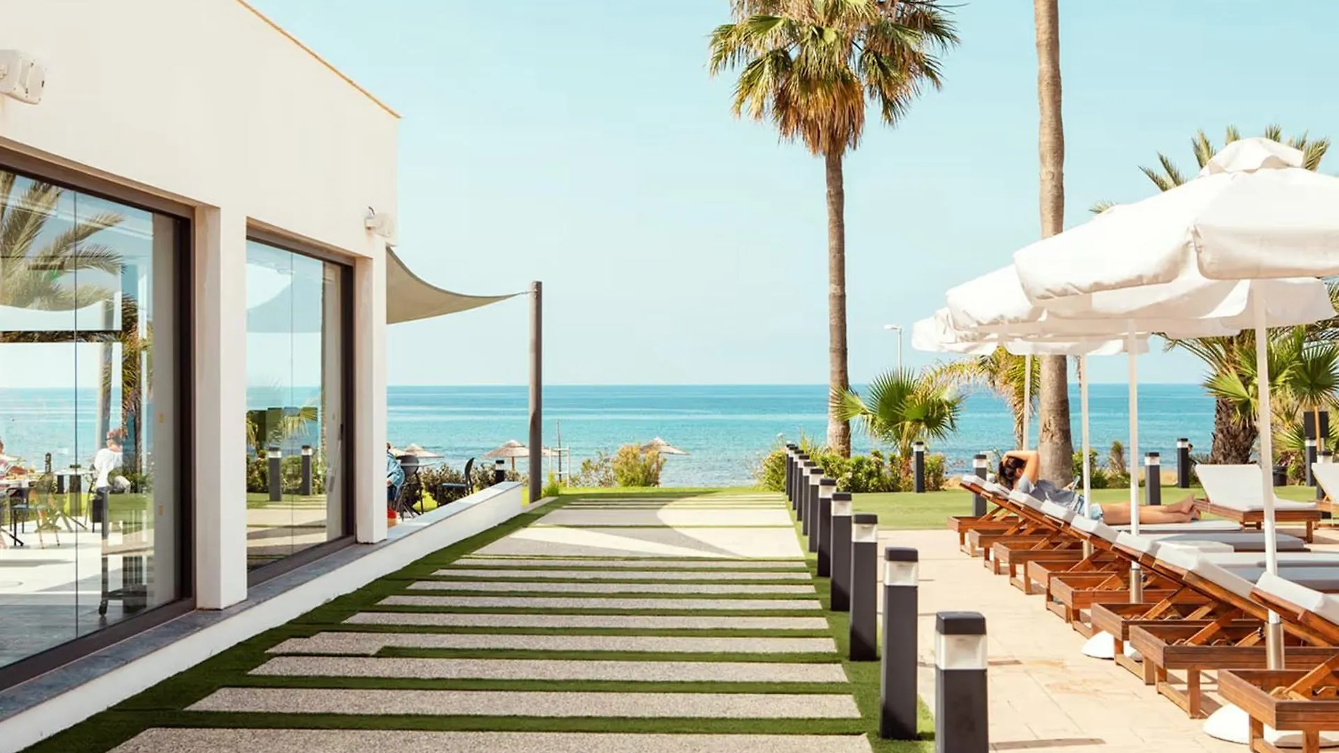 Piere - Anne Beach Hotel 아이아 나파